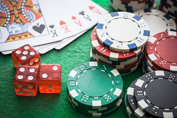 qqhoki live-dealer baccarat table with multi-camera studio view